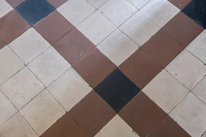 Gerahmter Druck : Mosaik in einem Schachbrettmuster aus Beige, Rotbraun und Schwarz Gerahmter Druck : Mosaik in einem Schachbrettmuster aus Beige, Rotbraun und Schwarz