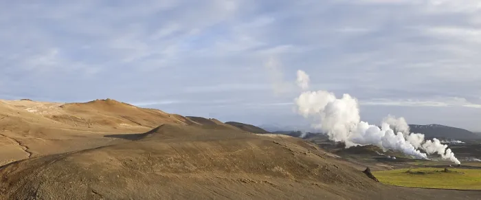 Gerahmter Druck : Geothermische Zone mit Dampfsäule.