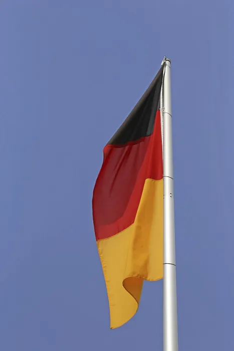 Gerahmter Druck : Deutsche Flagge vor einem blauen Himmel. Gerahmter Druck : Deutsche Flagge vor einem blauen Himmel.