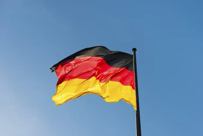 Gerahmter Druck : Das deutsche Flagge vor blauen Himmel. Gerahmter Druck : Das deutsche Flagge vor blauen Himmel.