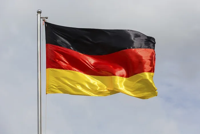 Gerahmter Druck : Das deutsche Flagge weht im Wind. Gerahmter Druck : Das deutsche Flagge weht im Wind.