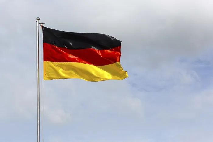 Gerahmter Druck : Das deutsche Flagge weht im Wind. Gerahmter Druck : Das deutsche Flagge weht im Wind.