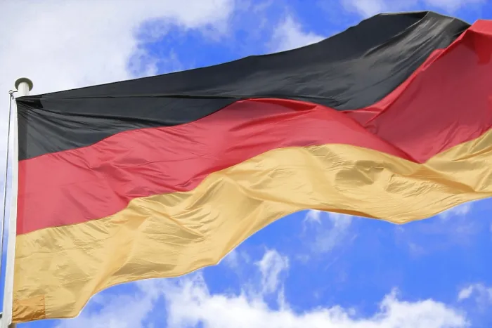 Gerahmter Druck : Deutsche Flagge im Wind Gerahmter Druck : Deutsche Flagge im Wind