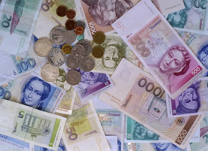 Gerahmter Druck : Deutsche Mark, Noten und Münzen. Gerahmter Druck : Deutsche Mark, Noten und Münzen.