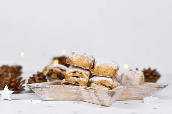 Gerahmter Druck : Deutsche Stollenkuchenstücke, ein Obstbrot mit Nüssen. Gerahmter Druck : Deutsche Stollenkuchenstücke, ein Obstbrot mit Nüssen.