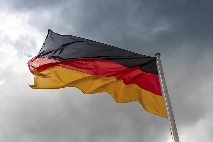 Gerahmter Druck : Das deutsche Flagge im Wind vor dunklen Wolken. Gerahmter Druck : Das deutsche Flagge im Wind vor dunklen Wolken.