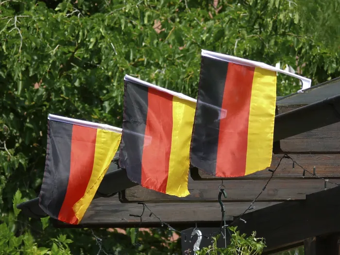 Gerahmter Druck : Deutsche Flaggen am Fenster, Deutsche Flaggen. Gerahmter Druck : Deutsche Flaggen am Fenster, Deutsche Flaggen.