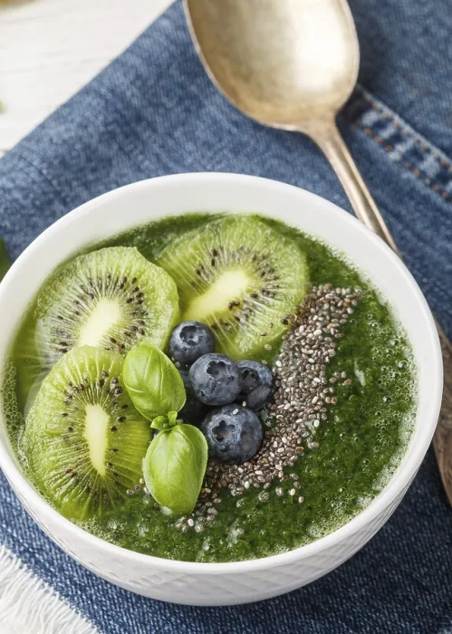 Gerahmter Druck : Gesunder grüner Smoothie mit Spinat. Gerahmter Druck : Gesunder grüner Smoothie mit Spinat.