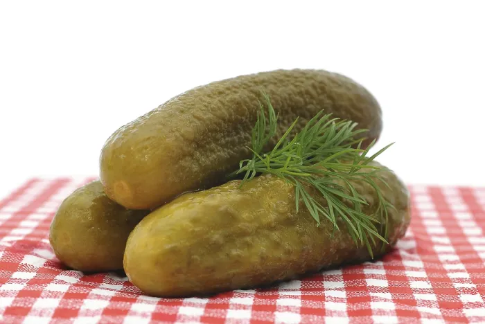 Gerahmter Druck : Drei Gurken mit Dill. Gerahmter Druck : Drei Gurken mit Dill.