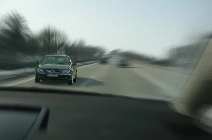 Gerahmter Druck : Ein Geisterfahrer auf der Autobahn Gerahmter Druck : Ein Geisterfahrer auf der Autobahn