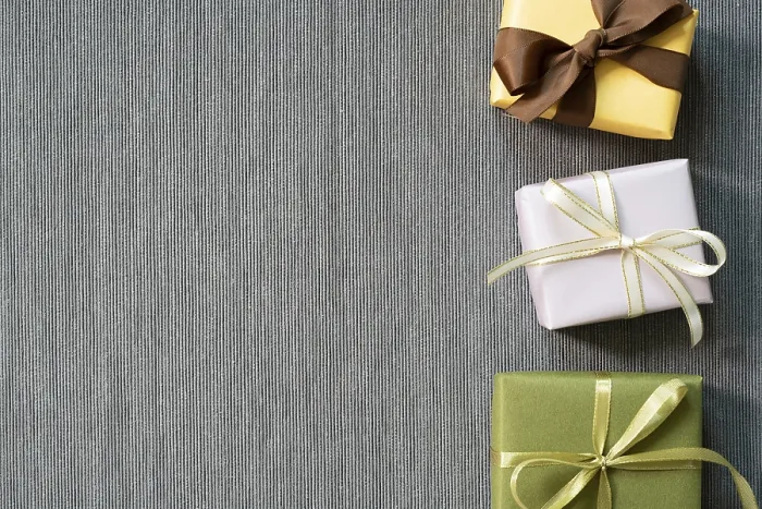Gerahmter Druck : Geschenkkisten auf grauem Stoffhintergrund. Gerahmter Druck : Geschenkkisten auf grauem Stoffhintergrund.
