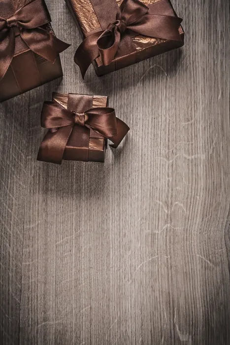 Gerahmter Druck : Geschenkkisten in glitzerndem Umschlag. Gerahmter Druck : Geschenkkisten in glitzerndem Umschlag.