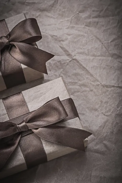 Gerahmter Druck : Geschenkboxen auf Verpackungspapier vertikale Version Weihnachtskonzept Gerahmter Druck : Geschenkboxen auf Verpackungspapier vertikale Version Weihnachtskonzept