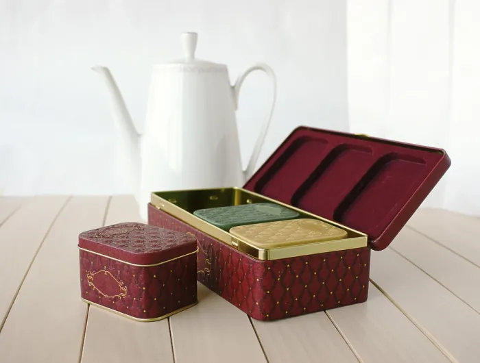 Gerahmter Druck : Sammlung von Gift in Teesachen Gerahmter Druck : Sammlung von Gift in Teesachen