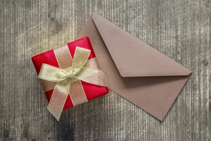 Gerahmter Druck : Geschenk oder Präsentkiste und Umschlag auf dem Tisch. Gerahmter Druck : Geschenk oder Präsentkiste und Umschlag auf dem Tisch.