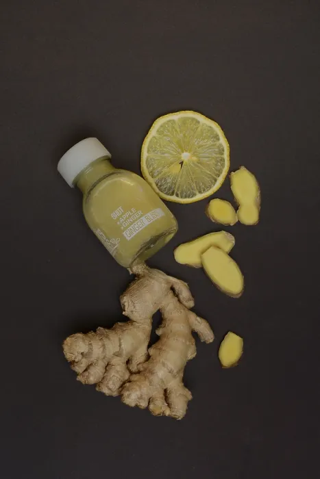 Gerahmter Druck : Ingwer, Ingwerwurzel und Ginger Shot Gerahmter Druck : Ingwer, Ingwerwurzel und Ginger Shot