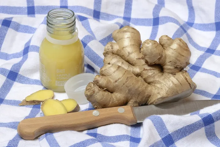 Gerahmter Druck : Ingwer, Ingwerwurzel und Ginger Shot Gerahmter Druck : Ingwer, Ingwerwurzel und Ginger Shot