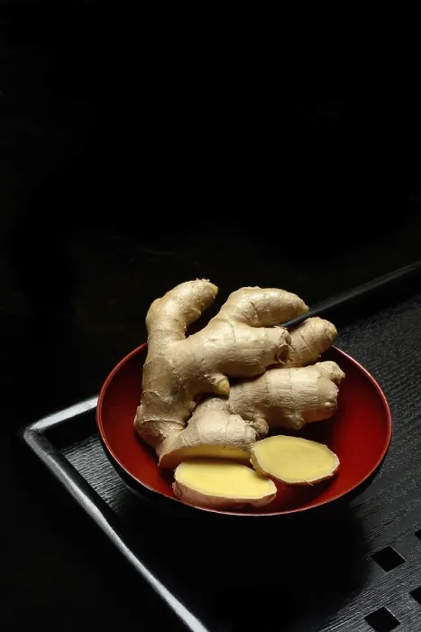 Gerahmter Druck : Ingwer, Ingwerwurzel in Teebecher. Gerahmter Druck : Ingwer, Ingwerwurzel in Teebecher.