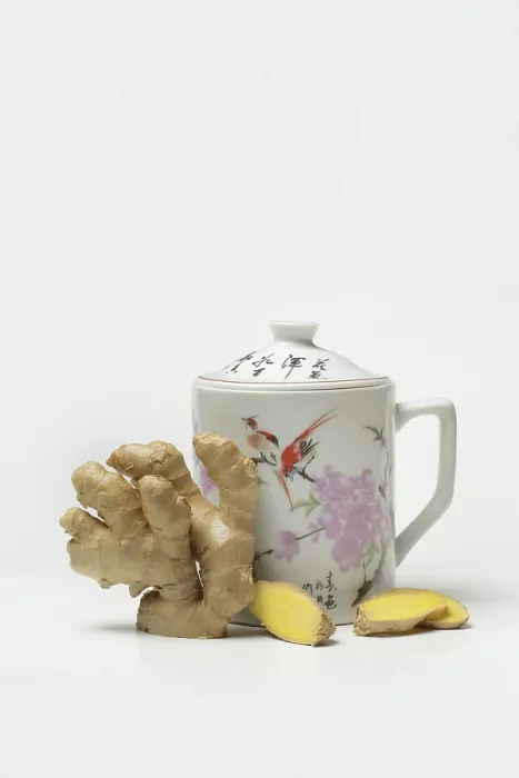 Gerahmter Druck : Ingwerwurzel mit Tasse, Ingwertee. Gerahmter Druck : Ingwerwurzel mit Tasse, Ingwertee.