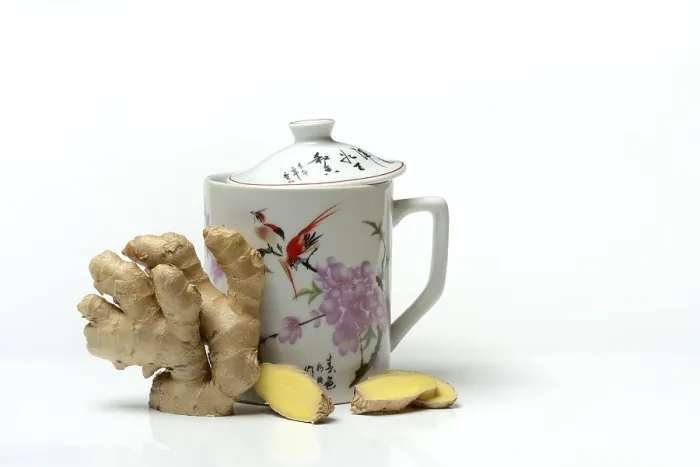 Gerahmter Druck : Ingwerwurzel mit Tasse, Ingwertee. Gerahmter Druck : Ingwerwurzel mit Tasse, Ingwertee.
