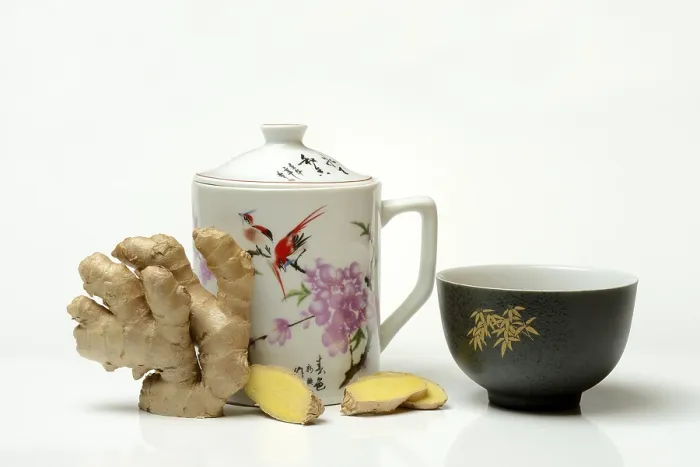 Gerahmter Druck : Ingwerwurzel mit Tasse, Ingwertee. Gerahmter Druck : Ingwerwurzel mit Tasse, Ingwertee.
