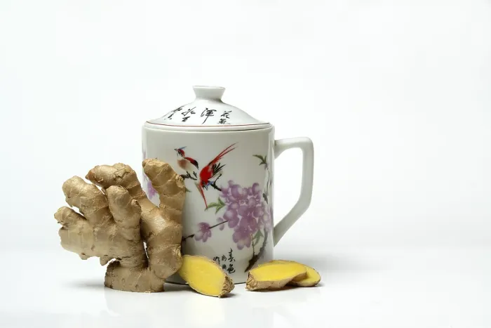 Gerahmter Druck : Ingwerwurzel mit Tasse, Ingwertee. Gerahmter Druck : Ingwerwurzel mit Tasse, Ingwertee.