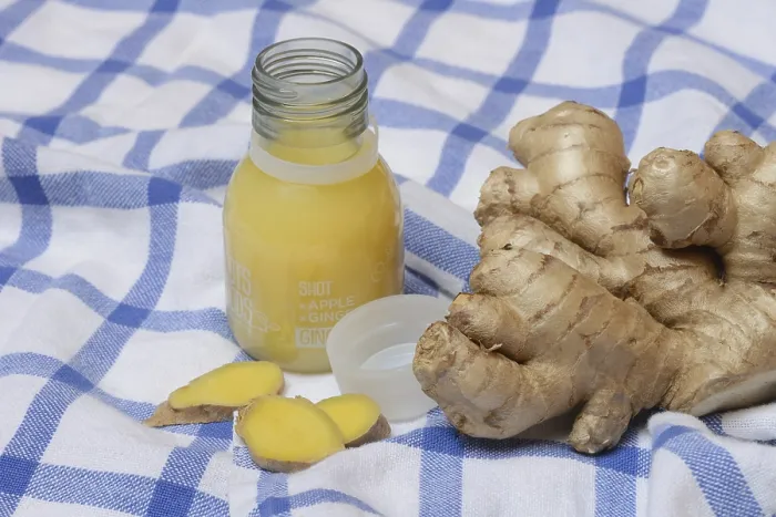 Gerahmter Druck : Ingwerwurzel und Ingwer-Shot Gerahmter Druck : Ingwerwurzel und Ingwer-Shot
