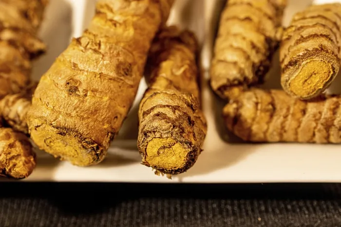 Gerahmter Druck : Gingerwurzeln auf dunklem Hintergrund Gerahmter Druck : Gingerwurzeln auf dunklem Hintergrund