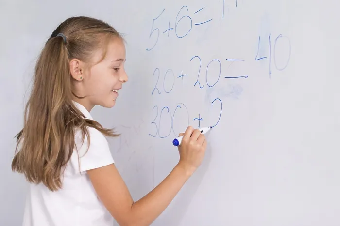 Gerahmter Druck : Mädchen macht Mathe am Whiteboard. Gerahmter Druck : Mädchen macht Mathe am Whiteboard.