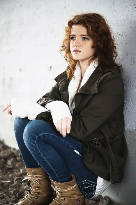 Gerahmter Druck : Mädchen mit einem träumerischen Ausdruck. Gerahmter Druck : Mädchen mit einem träumerischen Ausdruck.