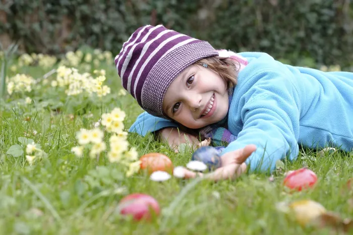 Gerahmter Druck : Mädchen mit Ostereiern in einem Frühlingswiesen. Gerahmter Druck : Mädchen mit Ostereiern in einem Frühlingswiesen.