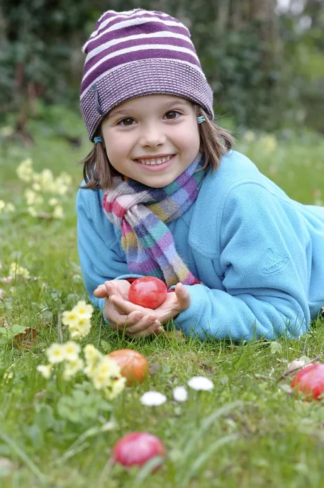 Gerahmter Druck : Mädchen mit Ostereiern in einem Frühlingswiesen. Gerahmter Druck : Mädchen mit Ostereiern in einem Frühlingswiesen.