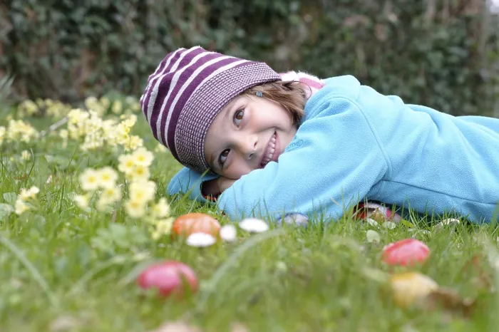 Gerahmter Druck : Mädchen mit Ostereiern in einem Frühlingswiesen. Gerahmter Druck : Mädchen mit Ostereiern in einem Frühlingswiesen.