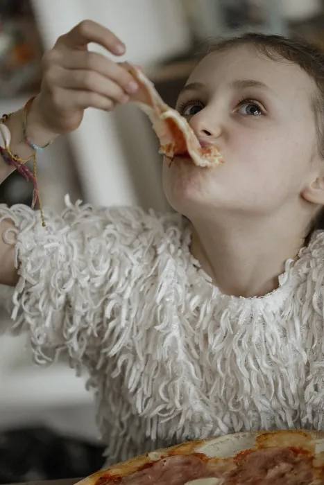 Gerahmter Druck : Das Mädchen isst eine Pizza. Gerahmter Druck : Das Mädchen isst eine Pizza.