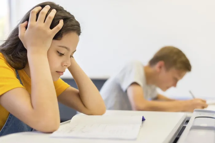 Gerahmter Druck : Schülerin in einer Klasse Gerahmter Druck : Schülerin in einer Klasse