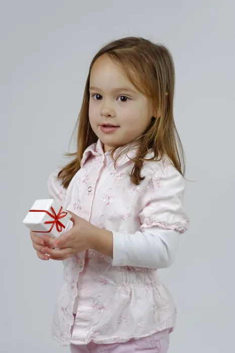 Gerahmter Druck : Mädchen mit einem kleinen Geschenk. Gerahmter Druck : Mädchen mit einem kleinen Geschenk.