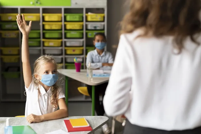 Gerahmter Druck : Mädchen will Antwort auf Frage klasse. Gerahmter Druck : Mädchen will Antwort auf Frage klasse.