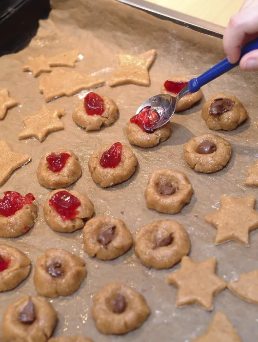Gerahmter Druck : Mädchen backen. Gerahmter Druck : Mädchen backen.