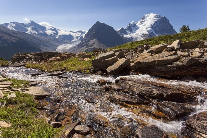 Gerahmter Druck : Gletscherbach vor dem Mount Robson Gerahmter Druck : Gletscherbach vor dem Mount Robson