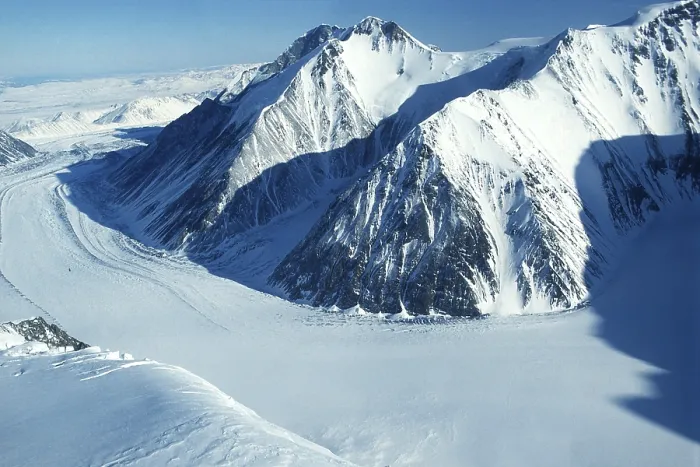 Gerahmter Druck : Gletscher in der Alaska-Kette am Mount Denali. Gerahmter Druck : Gletscher in der Alaska-Kette am Mount Denali.