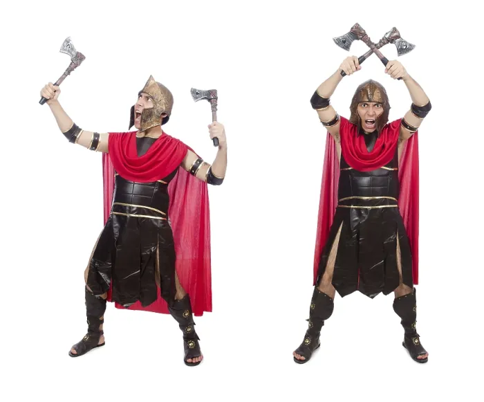 Gerahmter Druck : Gladiator mit Beil auf weißem Hintergrund isoliert. Gerahmter Druck : Gladiator mit Beil auf weißem Hintergrund isoliert.