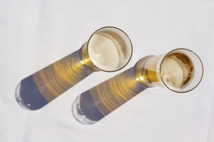 Gerahmter Druck : Zwei Gläser Bier von oben. Gerahmter Druck : Zwei Gläser Bier von oben.