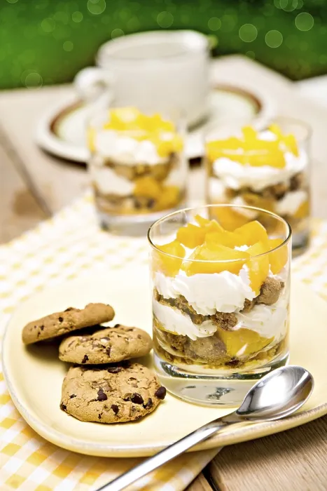 Gerahmter Druck : Ein Glas mit Mango und Biskuit-Dessert. Gerahmter Druck : Ein Glas mit Mango und Biskuit-Dessert.