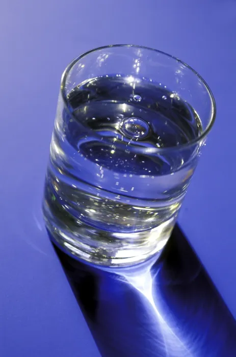 Gerahmter Druck : Ein Glas Wasser. Gerahmter Druck : Ein Glas Wasser.