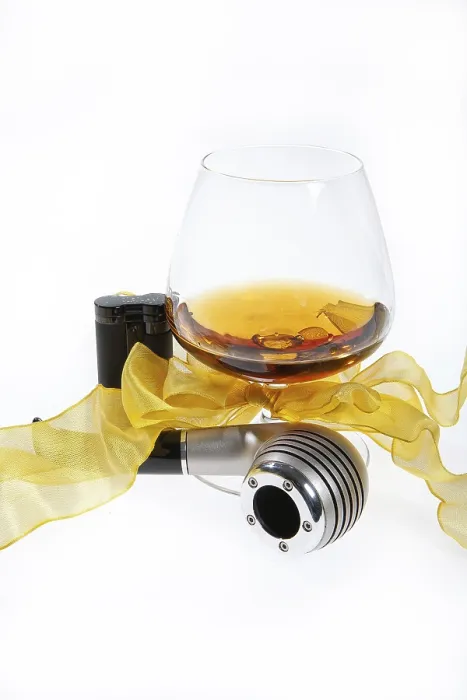 Gerahmter Druck : Glas mit Kognak auf einem isolierten Studiohintergrund. Gerahmter Druck : Glas mit Kognak auf einem isolierten Studiohintergrund.