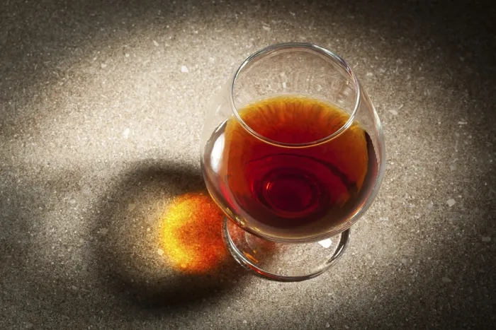 Gerahmter Druck : Ein Glas Cognac auf dem Marmortisch. Gerahmter Druck : Ein Glas Cognac auf dem Marmortisch.
