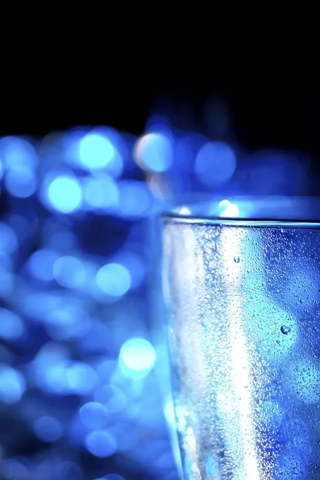 Gerahmter Druck : Leeres Glas mit Tropfen. Gerahmter Druck : Leeres Glas mit Tropfen.