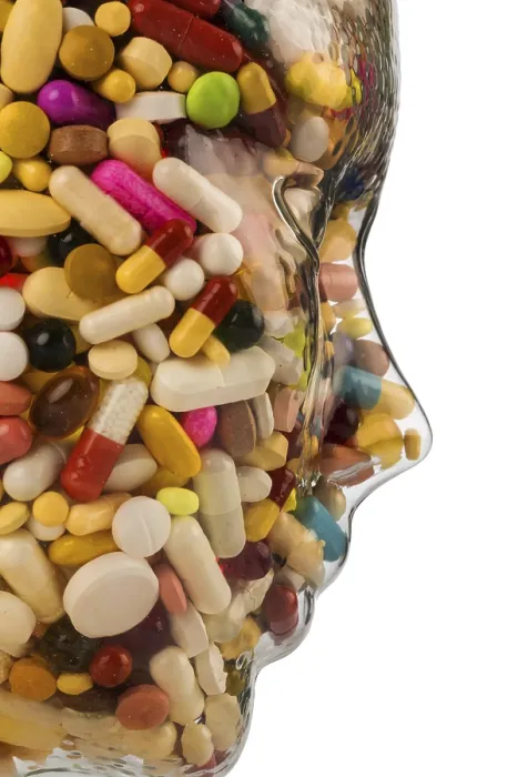 Gerahmter Druck : Ein Glaskopf gefüllt mit vielen Tabletten. Gerahmter Druck : Ein Glaskopf gefüllt mit vielen Tabletten.