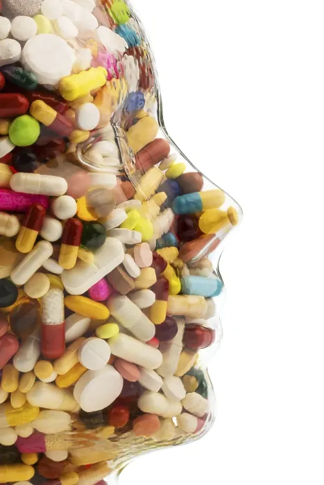 Gerahmter Druck : Ein Glaskopf gefüllt mit vielen Tabletten. Gerahmter Druck : Ein Glaskopf gefüllt mit vielen Tabletten.