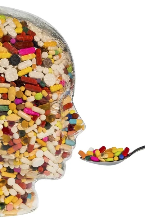Gerahmter Druck : Ein Glaskopf gefüllt mit vielen Tabletten. Gerahmter Druck : Ein Glaskopf gefüllt mit vielen Tabletten.